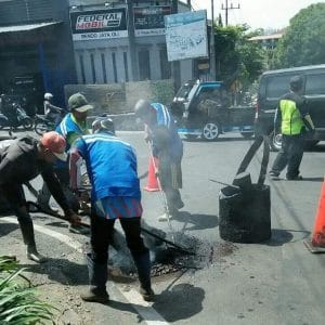 PUPR dan DLH Aplikasikan  Aspal Plastik