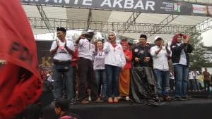 KAMPANYE  : Krisdayanti bersama tim pemenang menghibur pengunjung diatas pangggung.