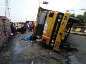 Hindari Jalan Bergelombang, Truk Terguling Timpa Terios