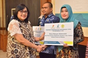 SERAHKAN BANTUAN : Nindya Permata Hasan mewakili PC Ketapang II LTD saat memberikan bantuan