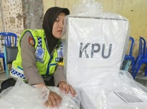 Wajah Lelah dan Cantik Diantara Tumpukan Kotak Suara