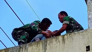 Anggota Koramil 14 Turen Selamatkan Korban Sengatan Listrik Daya Tinggi