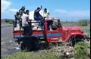 Sinergitas Tiga Pilar Polres Malang Kirimkan Logistik di Medan Sulit