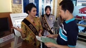 Polwan Polres Malang Bagi Bunga dan Permen Warna Warni