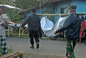 Babinsa Koramil 01 Pujon   Evakuasi Mayat di Gubuk Pematang Sawah