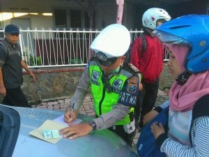 Polantas Malang Kota  Hadiahkan Ratusan Surat Teguran