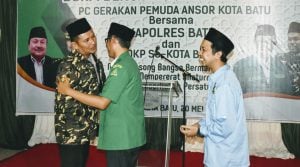 Jaket Banser Buat Kapolres Batu