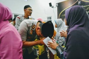 Kapolres Batu Cium Tangan Ibu Ibu Muslimat NU Kota Batu