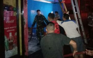 Anggota Koramil 26 Singosari Bantu Padamkan Kobaran Api