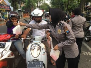 Polres Malang Bagi Ratusan Takjil Jelang Berbuka Puasa