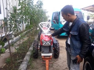 Sejahterakan Petani, Distan Bantu Traktor