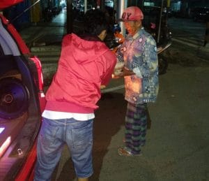 Sopir Taksi Online Jember Bagi Bagi Santap Sahur