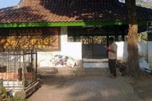 Warga Desa Gondanglegi Keramatkan Makam Mbah Sogol