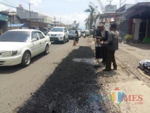 Pengaspalan Jalan Raya Pakis, Kabupaten Malang