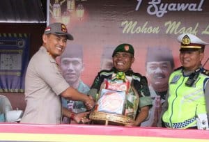 Kapolres Malang Kota Bagikan Bingkisan Lebaran