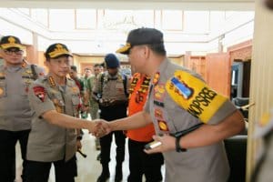 Kapolres Malang Sambut Kedatangan Kapolri di Lanud Abd Saleh