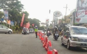 Satlantas Polres Malang Pasang Road Barier di Simpang 4 Talangagung