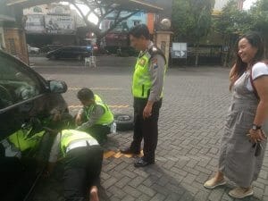 Polantas Polres Malang Kota Pasang Ban Mobil Pemudik Yang Gembos