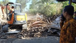Bupati Lumajang Buldozer Lokalisasi Bebekan