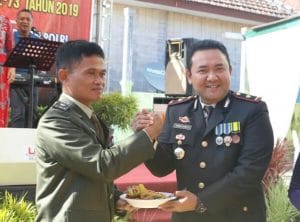Kasdim 0818 Terima Potongan Tumpeng dari Wakapolres Malang