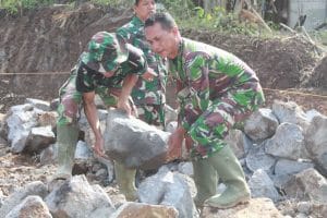 Para DanSatgas TMMD 105 Banyuwangi Turut Bantu  Pembangunan Jalan