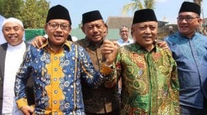 Mesra Sutiaji-Sanusi Gandengan Tangan Disaksikan Gubernur