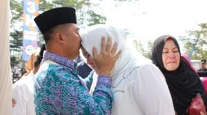 Dandim 0818 Cium Kening Istri Sebelum Berangkat Ketanah Suci Mekkah
