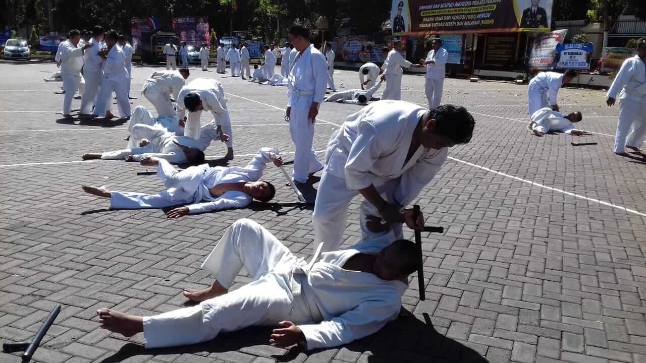 Latihan Beladiri Polri di Polres Malang