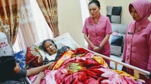 Ketua Bhayangkari Cabang Batu Sambangi Warakawuri Yang Terbaring Sakit