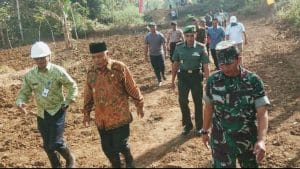 Dan Posramil 35 Kromengan Bersama Plt Bupati Malang Kunjungi Lokasi Pembangunan Jembatan