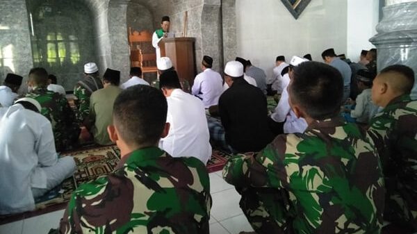 Personil Satgas TMMD ke 105  Solat Jum’at Berjamaah di Masjid Al-Mutaqqin Desa Setail