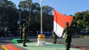 Anggota Koramil 25 Pakis  Pengibar Bendera Tanggal 17