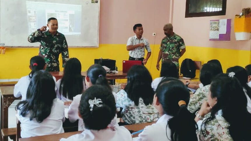 Babinsa Koramil 07 Pakisaji Berikan Wasbang Siswa Baru SMAS Trimurti 01