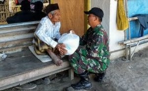 Koramil 0818/07 Pakisaji Bagikan Sembako Kepala Warga Kurang Mampu