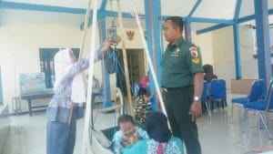 Babinsa Koramil 0818/26 Singosari Ikut Kegiatan Posyandu di Desa Wonorejo