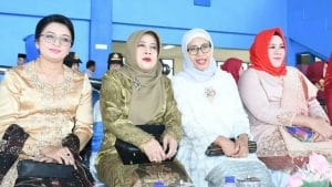 Ketua Persit Kodim 0818 Ikut Upacara Penurunan Sang Saka Merah Putih