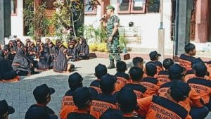 Danramil 29 Dau Bekali Pelajar SD Arrohamah Putri Wasbang