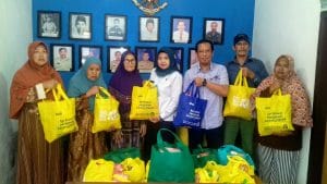 Alfamart Bagikan 60 Peket Sembako Kepala Kaum Dhuafa