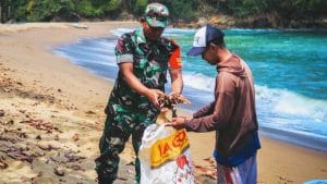 Babinsa Koramil 30/Tirtoyudo Ajak Masyarakat Bersihkan Kawasan Pantai Legoksono