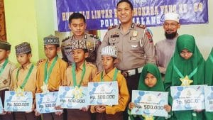 Satlantas Polres Malang Hadiahi 10 Santri  Berprestasi