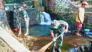 Koramil 0818/28 Karangploso Gelar Jum’at Bersih Bersihkan Kawasan Air Sumber Nyolo