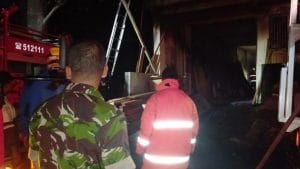 Anggota Koramil 0818/34 Junrejo Bersama masyarakat Padamkan Ruko Terbakar
