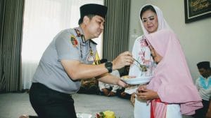 Kapolres Malang Kota  Bersama Istri Suapin Anak Yatim