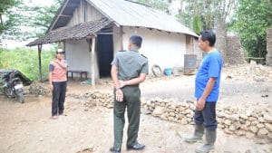 Kasdim 0818 Tinjau Lokasi Pelaksanaan RTLH Pada TMMD ke 106