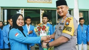 Mawar Merah Buat Kapolres Malang