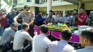Wakapolres Batu Diguyur Air  Oleh Kapolres Batu