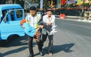Dua Polantas Ganteng Selamatkan Jiwa Wanita Berhijab