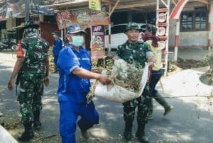 Danramil 0818/ 29 Dau Ikut Angkat  Sampah