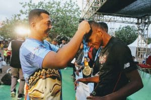 Dandim 0818 Ikut Kalungkan Mendali Pemenang Malang Beach Run 2019