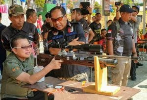 Dirut PO Bagong  Ikut Menembak Senapan Angin